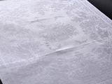 une feuille de papier sur laquelle figure une image, posée sur une table