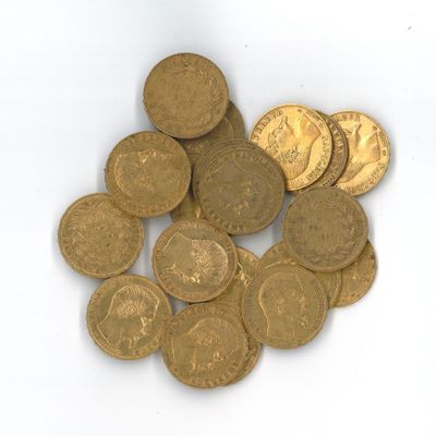 une pile de pièces d'or posée sur une surface blanche