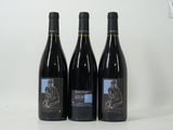trois bouteilles de vin posées l'une à côté de l'autre sur une table