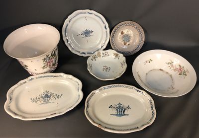many plates and bowls that are sitting on a table