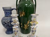 trois vases posés l'un à côté de l'autre sur une table
