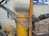 un gros tas d'objets divers dans un entrepôt