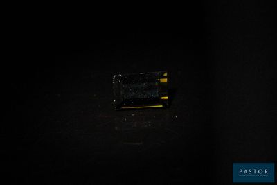 un gros plan sur un petit appareil électronique dans l'obscurité
