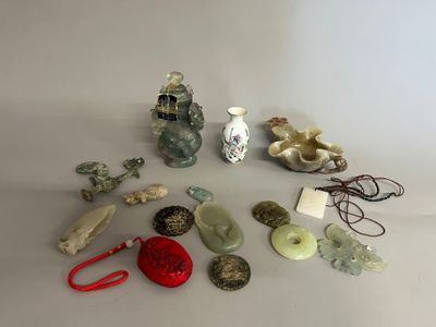un grand nombre d'objets posés sur une table