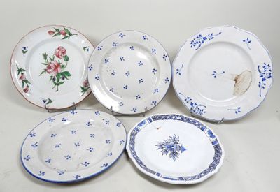 plusieurs assiettes ornées de motifs bleus et blancs sur un fond blanc