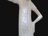 une statue blanche représentant une femme portant un chapeau et une robe