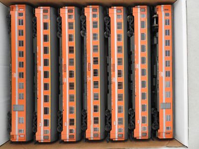 beaucoup de wagons orange qui se trouvent dans une boîte