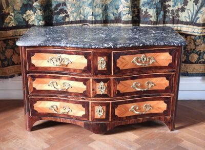 une commode en marbre exposée dans une pièce