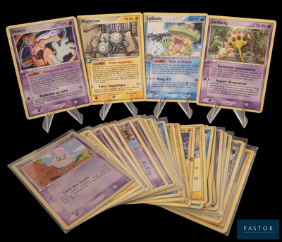 un lot de cartes posées sur une table