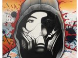 tableau représentant un homme portant un masque à gaz, avec des graffitis sur le mur
