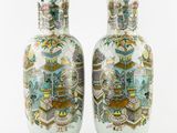 paire de vases chinois ornés de motifs représentant des personnages et des fleurs