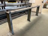 une photo d'une longue table dans un entrepôt