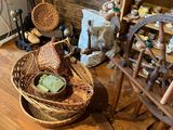 une pièce avec une cheminée, un fauteuil, un panier et d'autres objets posés par terre