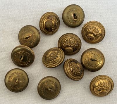 six boutons anciens en laiton sur fond blanc