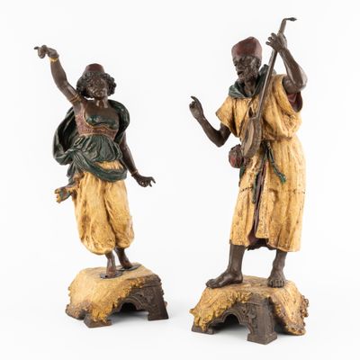 paire de figurines africaines représentant un homme et une femme assis sur un rocher