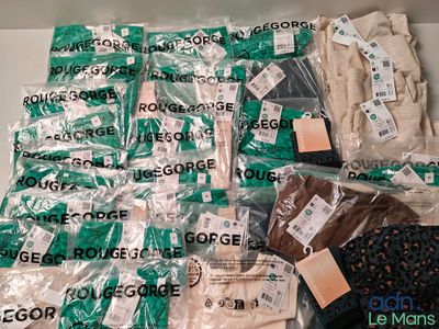 de nombreux sacs de vêtements posés sur une table