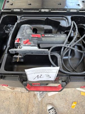 une boîte à outils posée par terre, contenant des outils