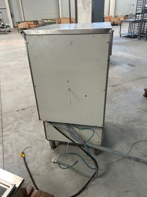 une machine qui se trouve au milieu d'un bâtiment
