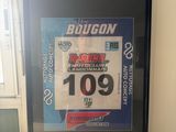 une photo encadrée représentant un cycliste de course, posée sur une table