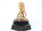 statue d'un lion sur un socle, sur fond blanc