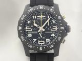 gros plan d'une montre sur une surface blanche