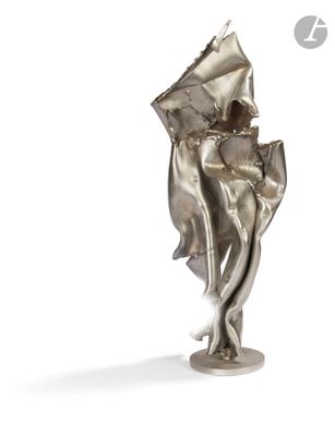 sculpture représentant une femme tenant un parapluie sur un fond blanc