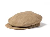 le chapeau est de couleur beige et est surmonté d'une calotte plate