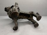 une ancienne statue en bronze représentant un cheval avec un cavalier sur le dos