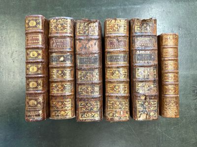 plusieurs vieux livres sont empilés sur une table
