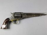 un gros plan d'un revolver posé sur une table, sur fond blanc