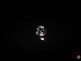 gros plan d'un diamant bleu sur une surface noire