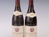 deux bouteilles de vin sont posées côte à côte sur une surface blanche