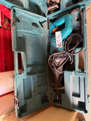 une boîte à outils bleue avec des outils à l'intérieur