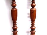 paire de bougeoirs anciens en bois avec des socles tournés