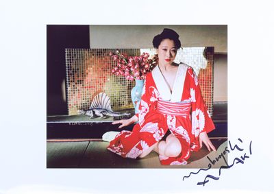une photo d'une femme en kimono assise par terre