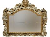 une image représentant un miroir doré et bleu sur lequel figure un visage