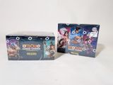 Deux boîtes de jeux de cartes sont posées sur une surface blanche.