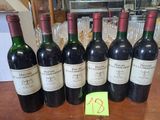 plusieurs bouteilles de vin sont alignées sur une table