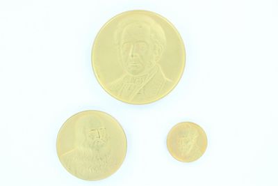 deux pièces d'or portant l'image d'un homme et d'une femme