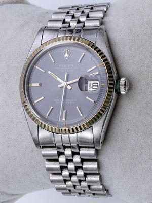 une photo d'une montre-bracelet argentée avec un cadran bleu