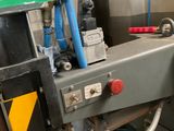 une machine qui se trouve dans une pièce remplie de tuyaux et de câbles