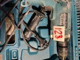 une boîte bleue contenant des outils sur une table