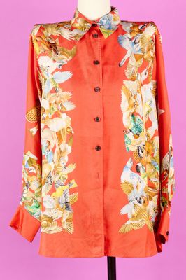 un t-shirt orange orné d'un motif floral