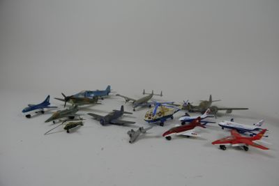 beaucoup de petits avions en jouet posés sur la table