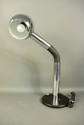 une lampe posée sur une table et entourée d'une chaîne