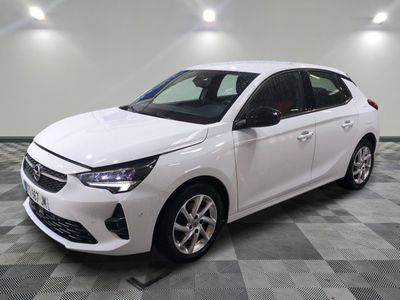 la voiture blanche est garée sur un sol en damier dans le garage