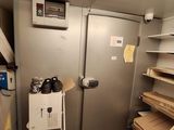 une pièce avec des étagères, des étagères et une échelle à l'intérieur