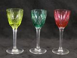 trois verres à vin sont alignés sur un fond noir