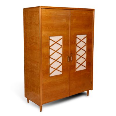 un gros plan d'une armoire en bois avec des portes vitrées