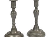 paire de chandeliers en argent sur fond blanc